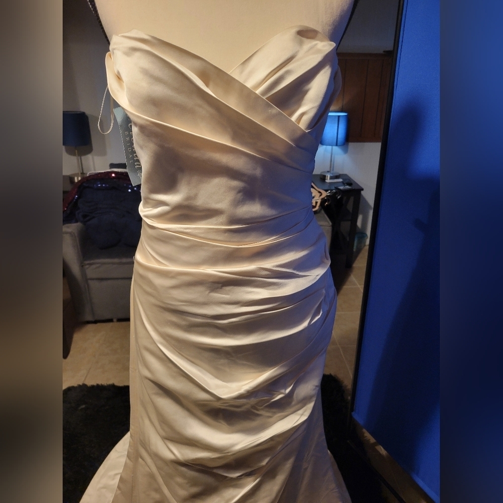 Elegant Cream Strapless Wedding Dress - Picture 3 of 10